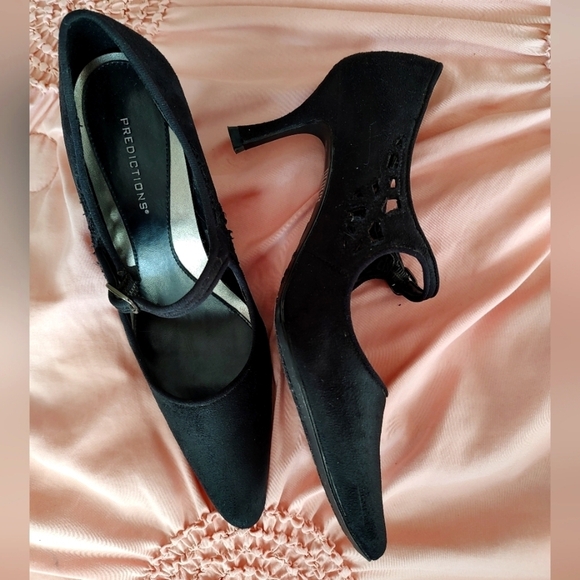 Predictions Shoes - POINTY TOE KITTEN HEEL BLACK VELVET STRAPPY SHOES Vintage look. SZ 6.5